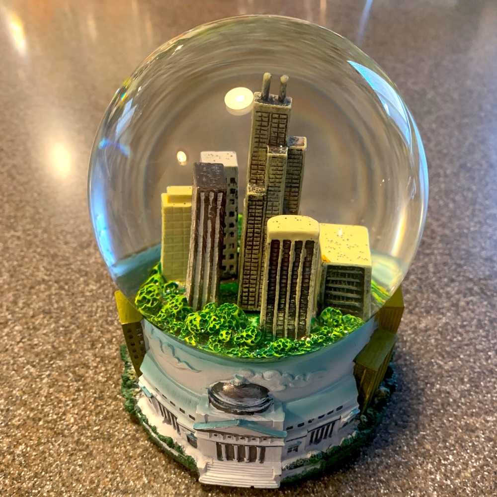Chicago “The Windy City” Snow - Glitter Glass Globe Music Box. 3.5 x 5 inches